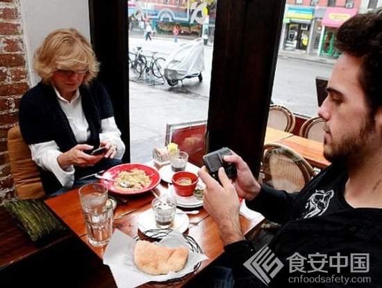 美国一餐厅抱怨顾客吃饭看手机无端加长用餐时间