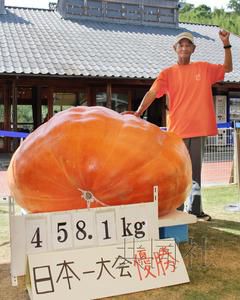 日本七旬老农种出458公斤重巨型南瓜（图）