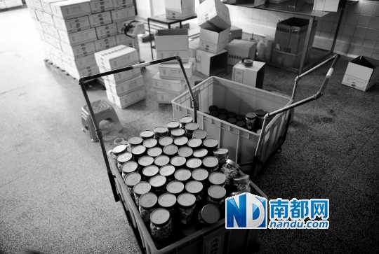 9月26日上午，执法人员检查时，伟来公司的生产车间摆放着一些食品成品。南都记者 梁清 摄