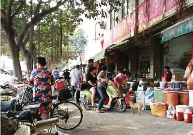 记者走访几家调味品店后发现,“大壳香粉”等产品已难寻踪迹。东南快报