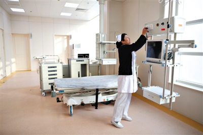 昨日，怀柔医院，护士长在检查专门为APEC会议配置的急救室。新京报记者 侯少卿 摄