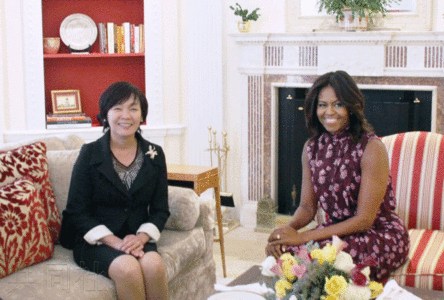 美国总统夫人米歇尔（右）和日本首相夫人安倍昭惠在纽约首次见面（图片来自共同社）。