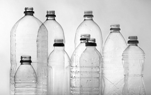 日前，国家卫计委发布包装饮用水新国标，其中规定，不得以水以外的一种或若干种成分来命名包装饮用水，比如富氧水、苏打水等。矿物质水则须标明“食品添加剂”字样。