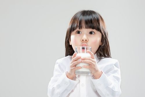 儿童奶被曝含多种添加剂 专家：3岁以下少喝